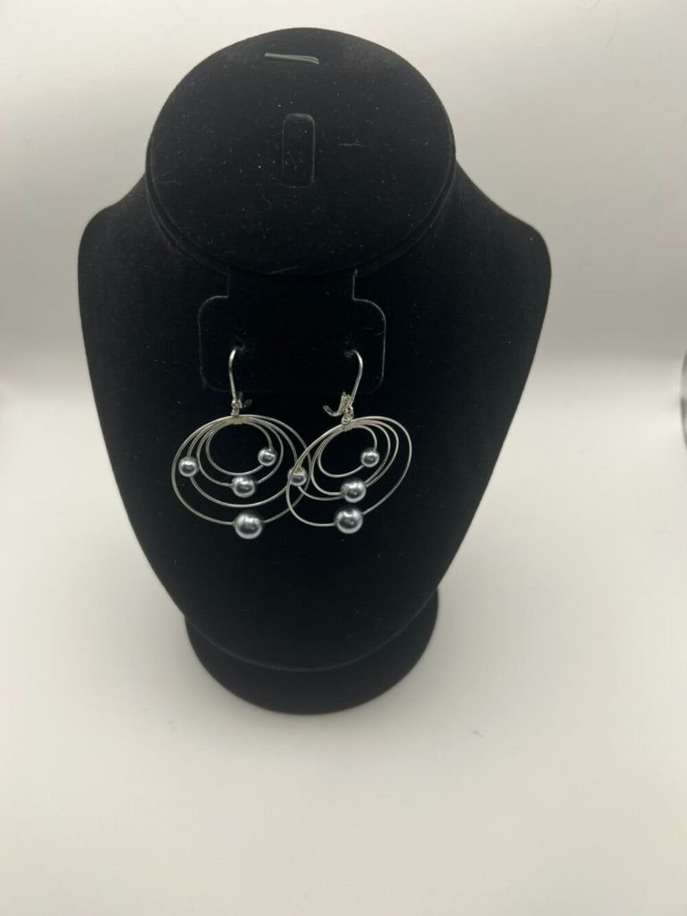Handmade Wire Wrap Orbit Hoop Earrings Silver Tone Gray Pearl Bead Accent - Picture 2 of 5